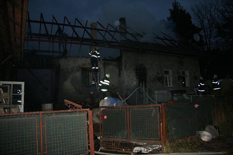Koryta u Kostelce nad Orlicí - požár rodinného domu.
