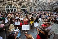 Novoměstská filharmonie se tento rok pečlivě připravila na oslavu 60. výročí svého založení. Představila se i domácím posluchačům na nádvoří novoměstského zámku.