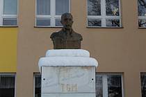 Busta TGM před základní školou v Borohrádku.