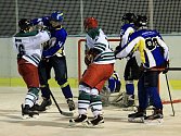 SOUBOJ. Čestičtí hokejisté (bílé dresy) se v dalším utkání na domácím přírodním ledě střetli se Skutčí.