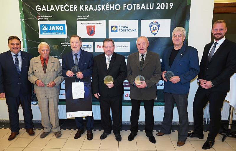 Cena Jana Modřického: (zleva) Václav Andrejs, předseda KFS, František Kerhart, Zdeněk Fajfer, Miroslav Přibyl, Petr Hummler, Václav Leimer a Jan Pauly, generální sekretář FAČR.