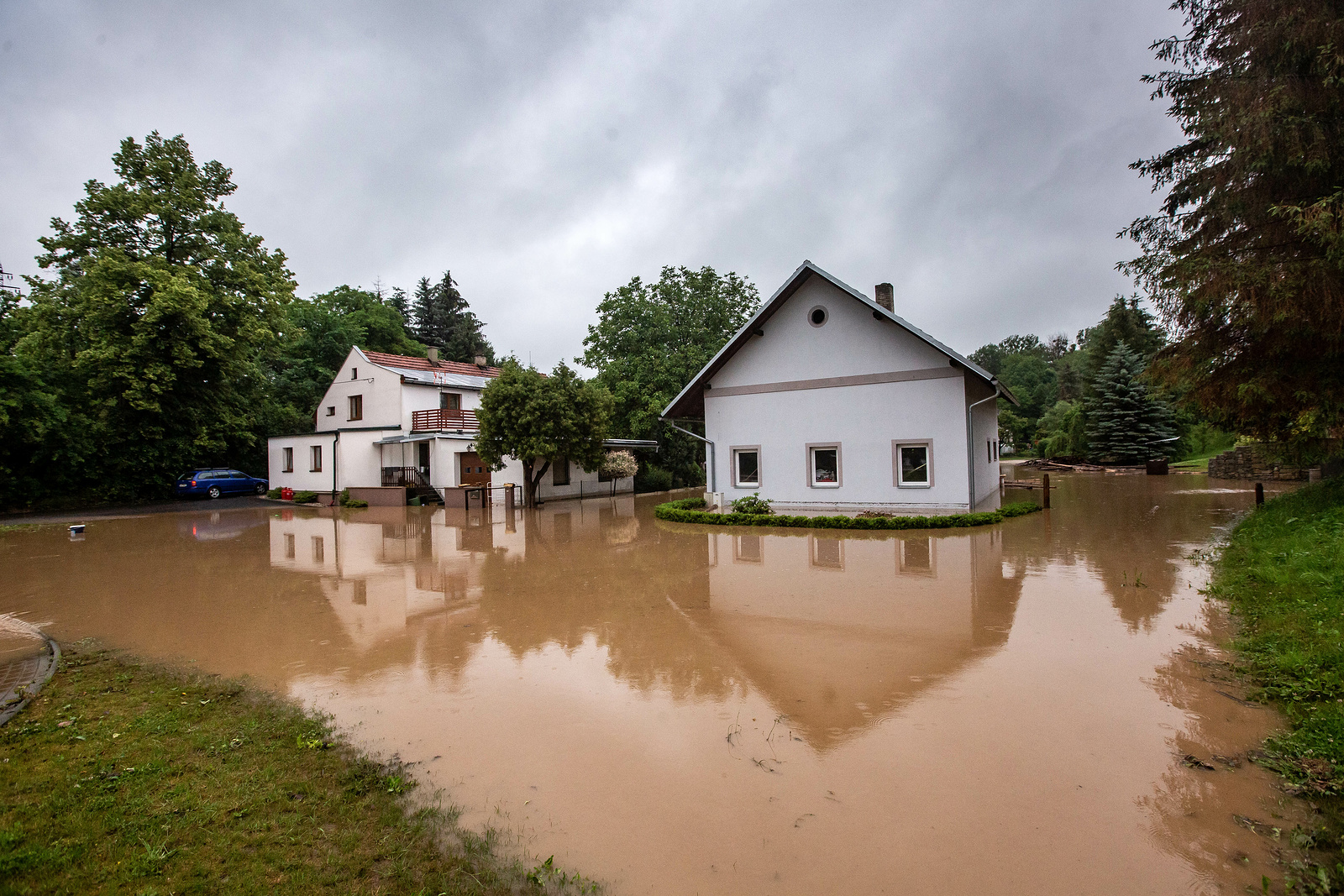 FOTO: Voda v kraji zaplavila domy. Vydatný déšť má pokračovat také na  Trutnovsku - Krkonošský deník