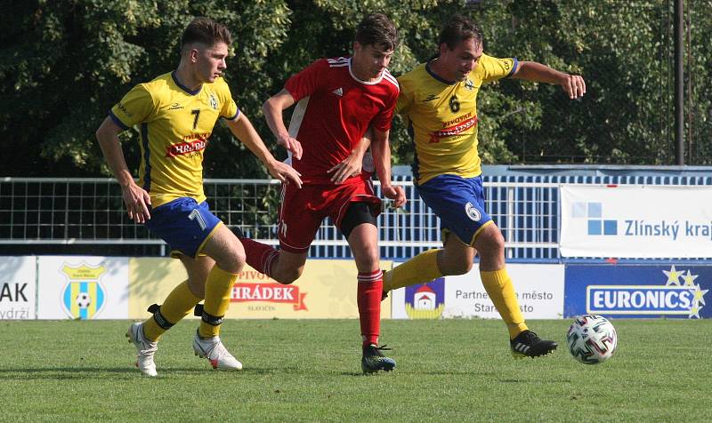 Fotbalisté Starého Města (žluté dresy) doma zvítězili nad Uherským Ostrohem přesvědčivě 7:2.