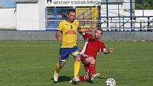 Fotbalisté Starého Města (žluté dresy) doma zvítězili nad Uherským Ostrohem přesvědčivě 7:2.