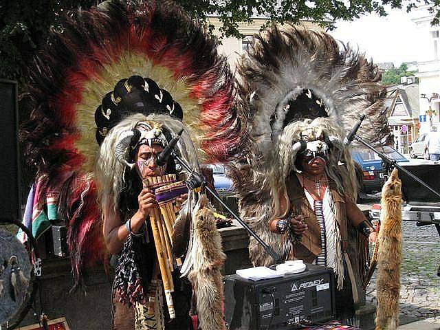 Indiáni z jihoamerického Peru a Bolívie vystoupili na Starém náměstí v Rychnově nad Kněžnou. 