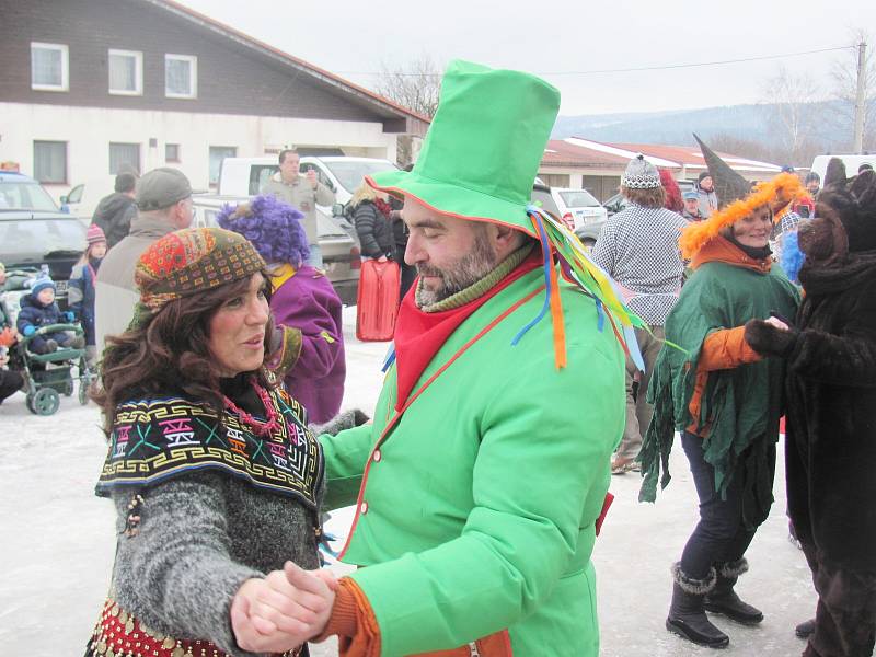 MASOPUSTEM V SOBOTU ŽILY Přepychy, Orlické Záhoří i Rokytnice v Orlických horách a řada dalších míst. Vedle klasických masek se v průvodech objevily i výtvory nespoutané fantazie mnoha nadšenců.