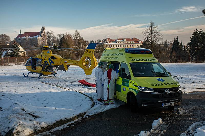 Převoz covid pozitivního pacienta z nemocnice v Rychnově nad Kněžnou do jiného zdravotnického zařízení.