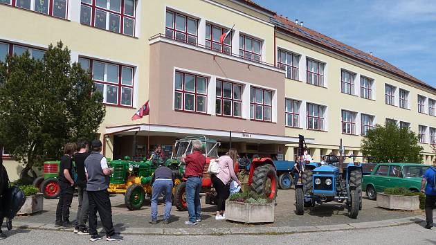 Prvomájová traktorová jízda Českým Meziříčím a jeho okolím spojená se stavěním máje a recesí patří ke zdejší tradičním akcím.