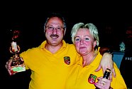 Vítězové. Šestý ročník Doberské bowlingové ligy ovládl rodinný tým Hanušových – na snímku manželé Pavel a Eva.