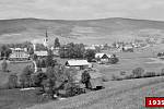 POHLED NA HORSKOU osadu Kunštát u Orlického Záhoří a kostel svatého Jana Křtitele z polské strany. Fotografie pochází z roku 1935.