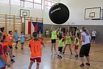 KIN-BALL  učili hrát žáci 1. stupně Základní školy ve Skuhrově nad Bělou svoje přátele z polského města Jazkowa Dolna.
