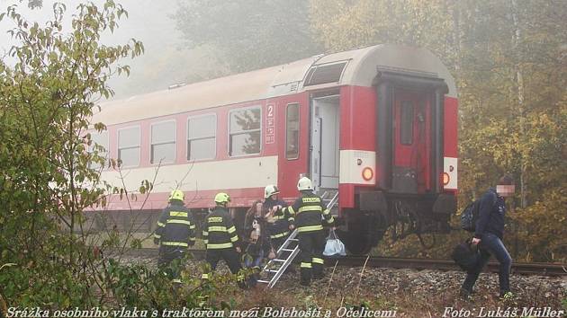 Píšťalka dopískala, vlak se střetl s traktorem