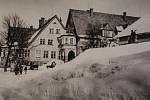 Navátý sníh před pekařstvím pana Schmidta. Z publikace Deštné v Orlických horách na starých pohlednicích (Muzeum zimních sportů, turistiky a řemesel)