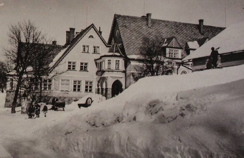 Navátý sníh před pekařstvím pana Schmidta. Z publikace Deštné v Orlických horách na starých pohlednicích (Muzeum zimních sportů, turistiky a řemesel)