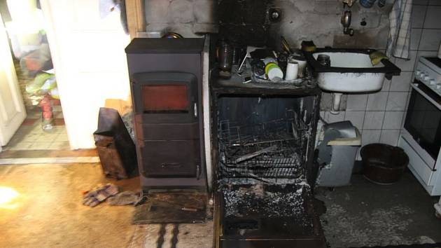 Plameny a dým zahalily v zemědělské usedlosti kuchyň. Hasiči budou prověřovat především myčku nádobí, kterou oheň zcela zdevastoval.