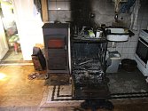 Plameny a dým zahalily v zemědělské usedlosti kuchyň. Hasiči budou prověřovat především myčku nádobí, kterou oheň zcela zdevastoval.