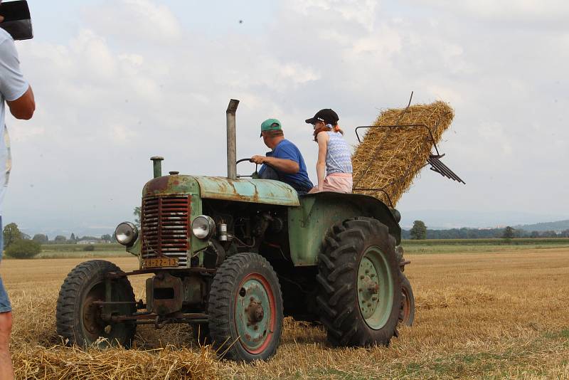 V akci se ukázaly staré stroje i lidská zručnost.