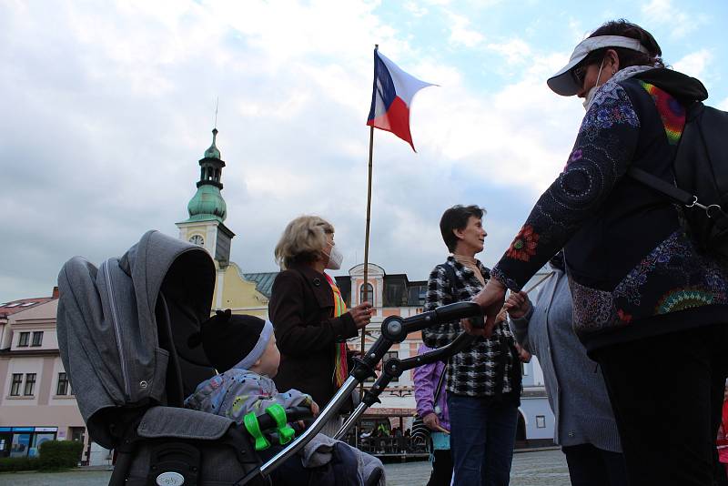 Na rychnovském Starém náměstí se ve čtvrtek večer sešlo necelých pět desítek příznivců Milionu chvilek pro demokracii.