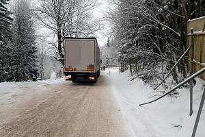 Na silnici mezi Deštným a Šerlichem už v pondělí uvízl kamion. 