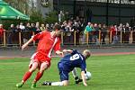  Fotbalisté Dobrušky v záchranářském duelu porazili Chlumec nad Cidlinou a odpoutali se ze dna tabulky. Na snímku Lukáš Reichl uniká hostujícímu Pavlu Jandovi.