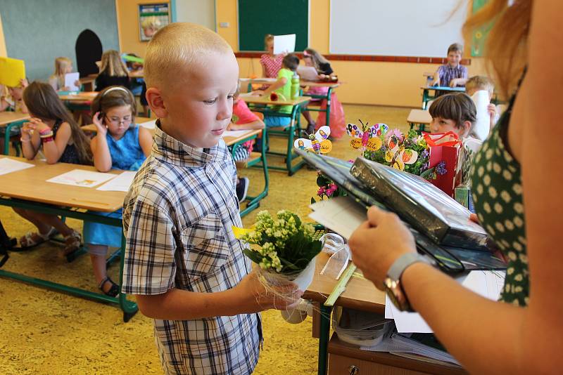 Třída I. A Základní školy Pulická v Dobrušce se určitě na první vysvědčení těšila. A hlavně na prázdniny.