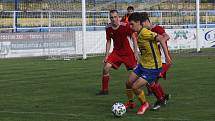 Fotbalisté Starého Města (žluté dresy) doma zvítězili nad Uherským Ostrohem přesvědčivě 7:2.