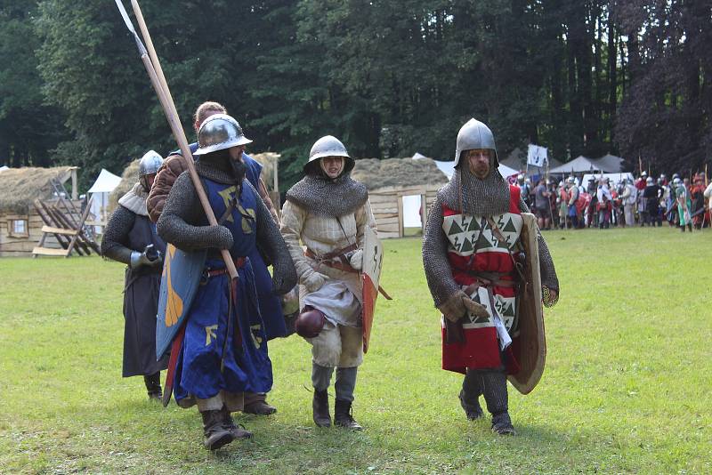 Do Kvasin na slavnosti se sjely stovky členů spolků historického šermu, aby se ukázaly i v boji.