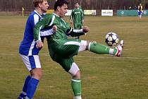 Okresní derby v Opočně vyhráli hosté z Albrechtic. Jediný gól vstřelil David Hořínek  (na snímku vpravo).