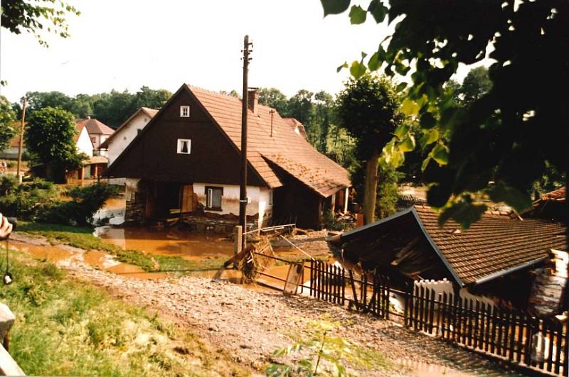 Následky ničivé povodně na Rychnovsku z roku 1998.