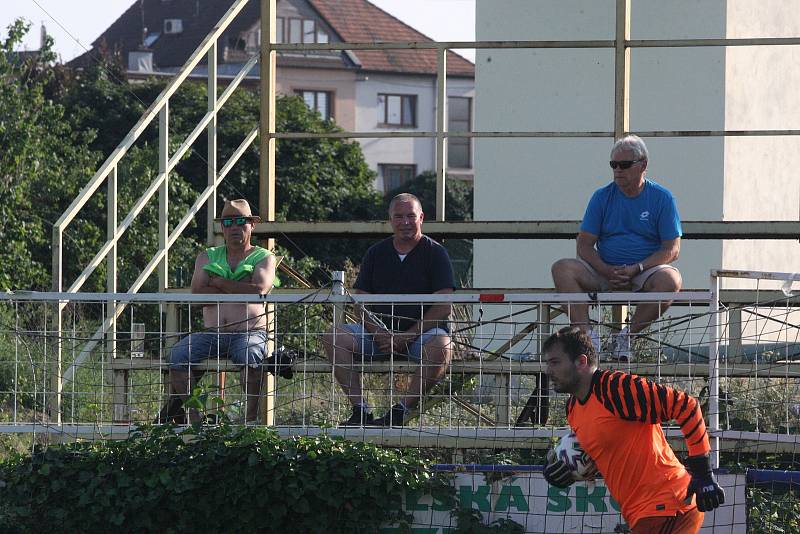 Fotbalisté Starého Města (žluté dresy) doma zvítězili nad Uherským Ostrohem přesvědčivě 7:2.