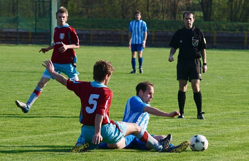 Okresní derby Rychnovska v krajské I. A třídě Dobruška - Kostelec n. O. skončilo nerozhodně (2:2).