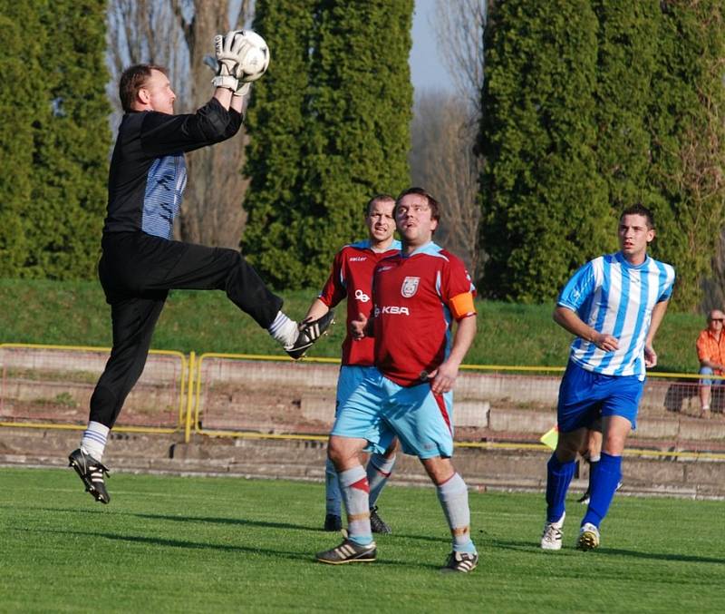 Okresní derby Rychnovska v krajské I. A třídě Dobruška - Kostelec n. O. skončilo nerozhodně (2:2).