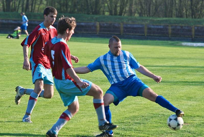 Okresní derby Rychnovska v krajské I. A třídě Dobruška - Kostelec n. O. skončilo nerozhodně (2:2).