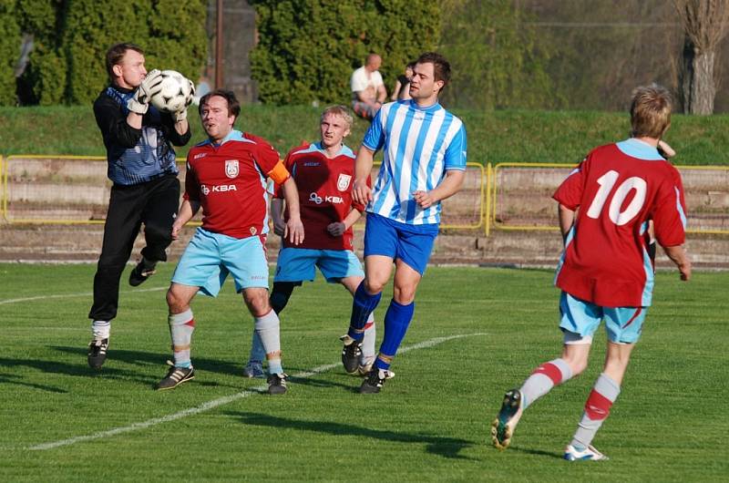 Okresní derby Rychnovska v krajské I. A třídě Dobruška - Kostelec n. O. skončilo nerozhodně (2:2).