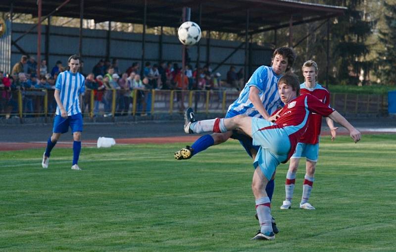 Okresní derby Rychnovska v krajské I. A třídě Dobruška - Kostelec n. O. skončilo nerozhodně (2:2).