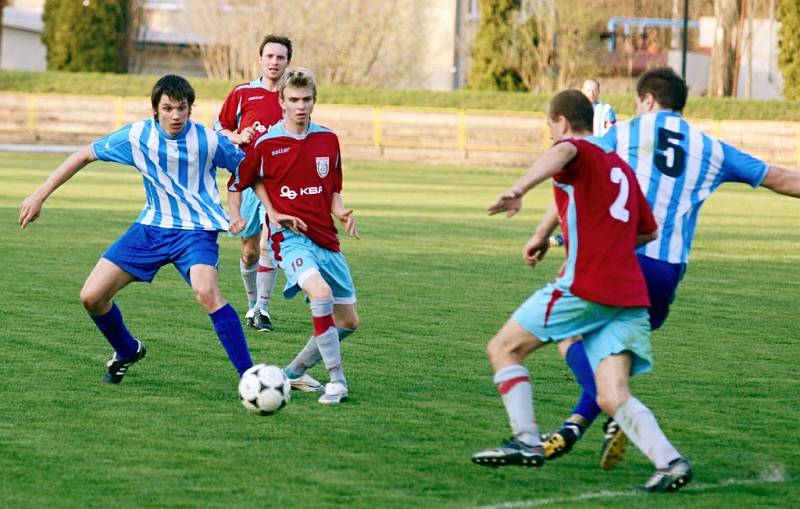 Okresní derby Rychnovska v krajské I. A třídě Dobruška - Kostelec n. O. skončilo nerozhodně (2:2).