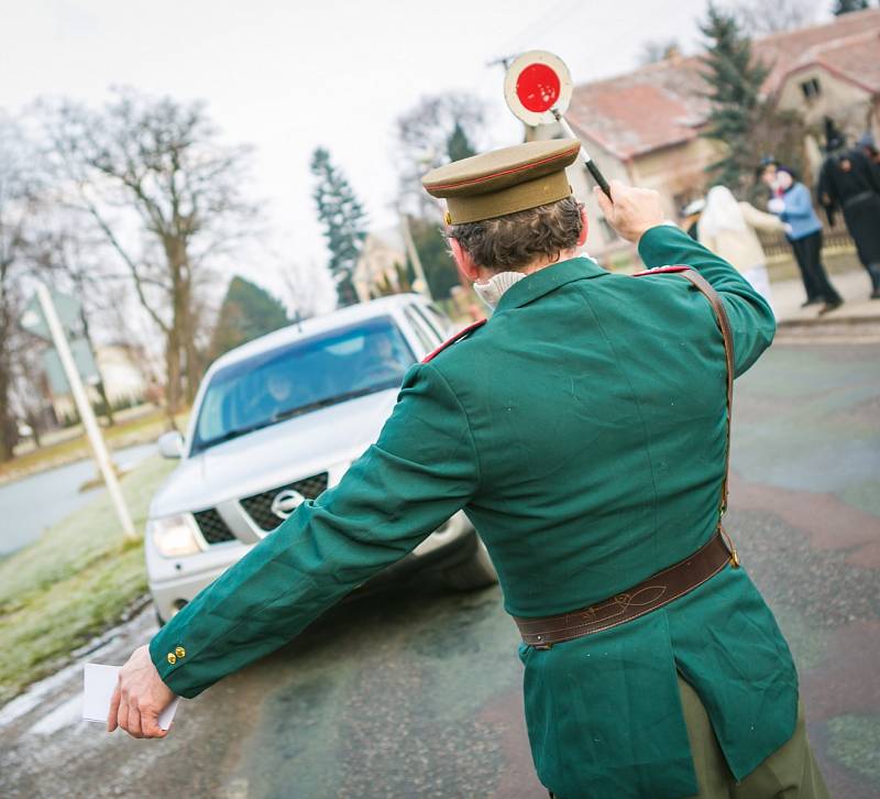 MASOPUSTEM V SOBOTU ŽILY Přepychy, Orlické Záhoří i Rokytnice v Orlických horách a řada dalších míst. Vedle klasických masek se v průvodech objevily i výtvory nespoutané fantazie mnoha nadšenců.