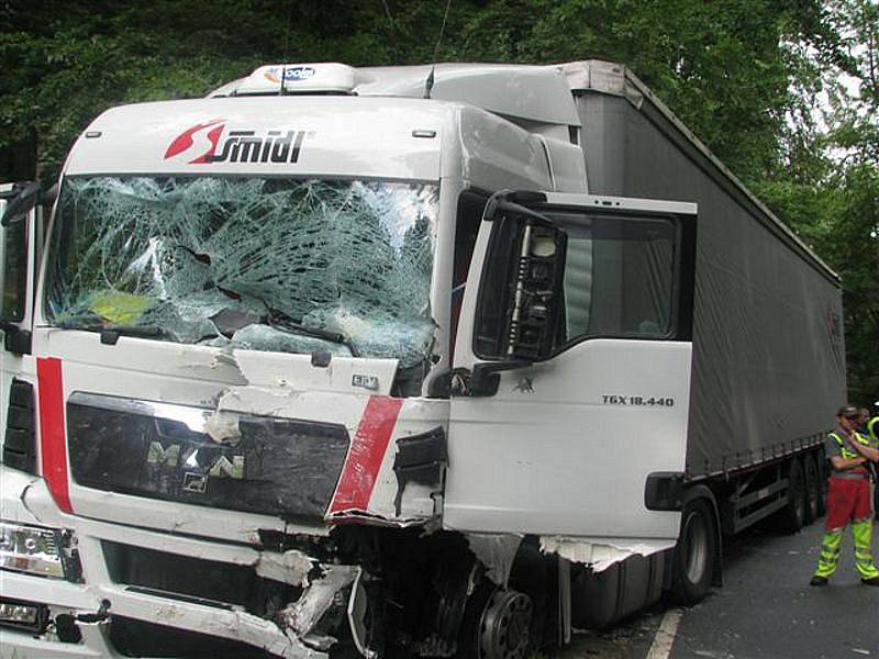 Pacient do špitálu nedojel. Sanitku smetl kamion