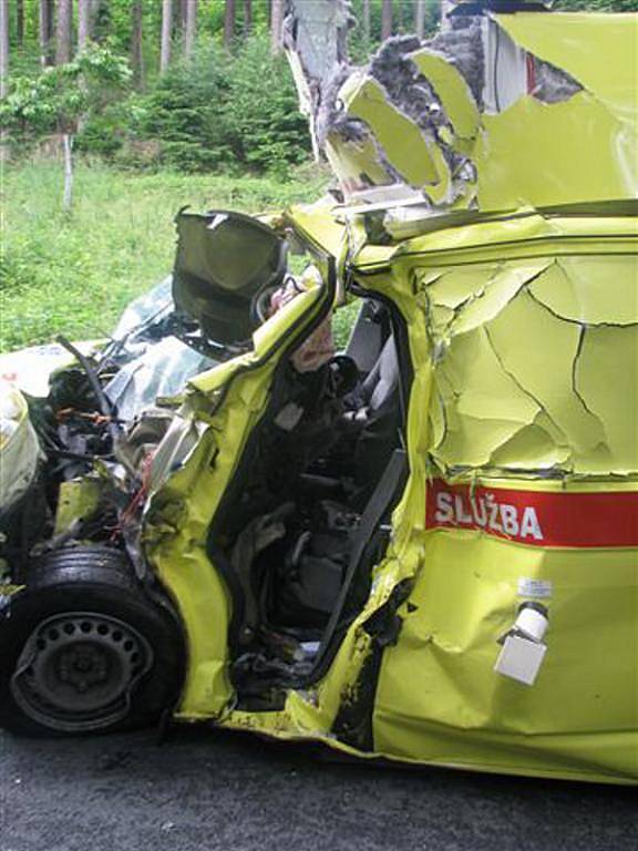 Pacient do špitálu nedojel. Sanitku smetl kamion