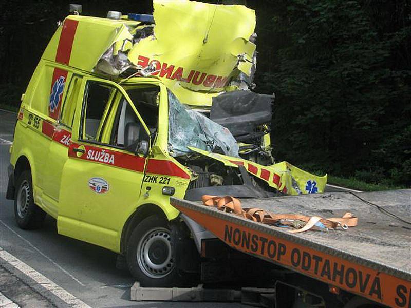 Pacient do špitálu nedojel. Sanitku smetl kamion