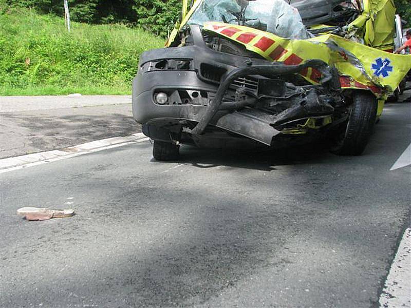 Pacient do špitálu nedojel. Sanitku smetl kamion