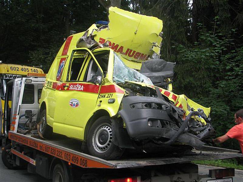 Pacient do špitálu nedojel. Sanitku smetl kamion