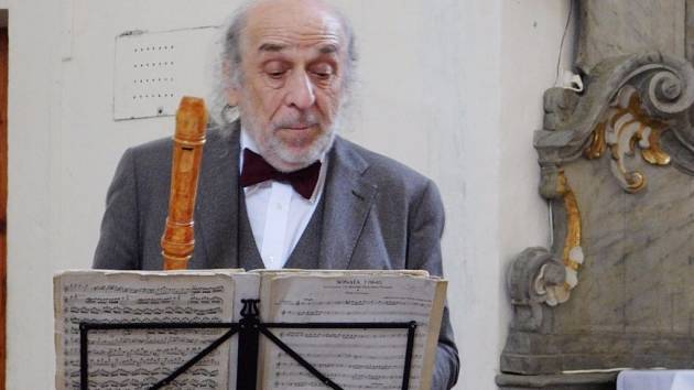 Jiří Stivín se připravuje na Telemanovu skladbu Fantasie A-moll pro zobcovou flétnu.