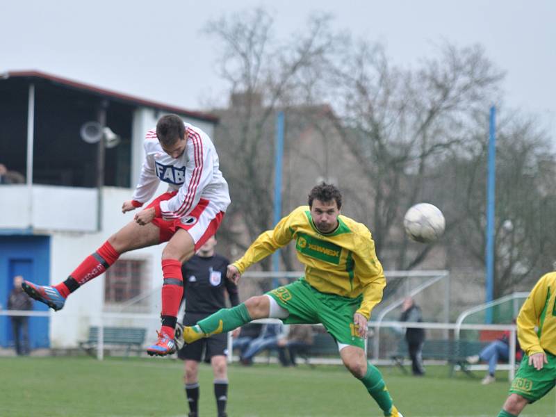 PODZIMNÍ DERBY v Olšině vyhráli domácí fotbalisté. Utkání rozhodl jediný gól z kopačky kanonýra Martina Mergance.