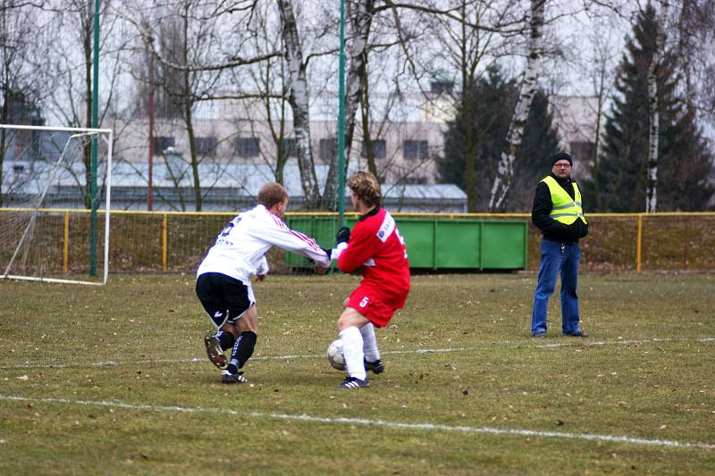 DRUHÁ JARNÍ VÝHRA. Rychnovští fotbalisté v nedělním utkání krajského přeboru porazili favorizovaný Červený Kostelec a na konto si připsali důležité tři body. 