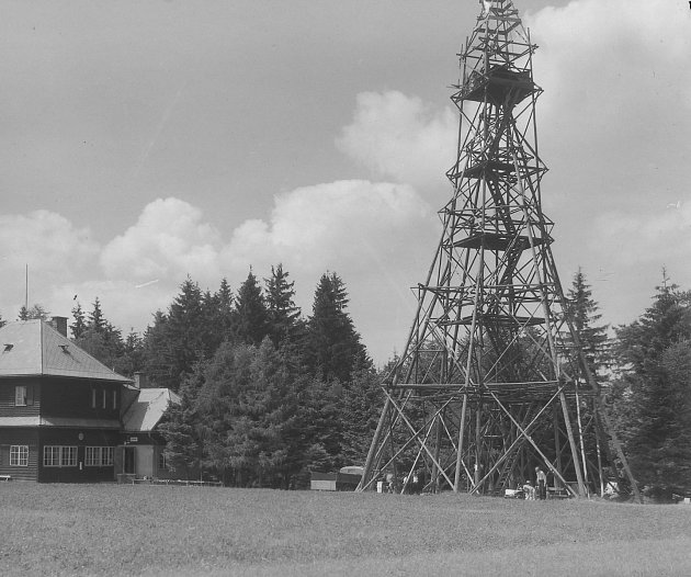 Rozhledna a turistická chata Maxe Švabinského na Kozlovském kopci u České Třebové.  Archivní snímek pochází z roku 1950.