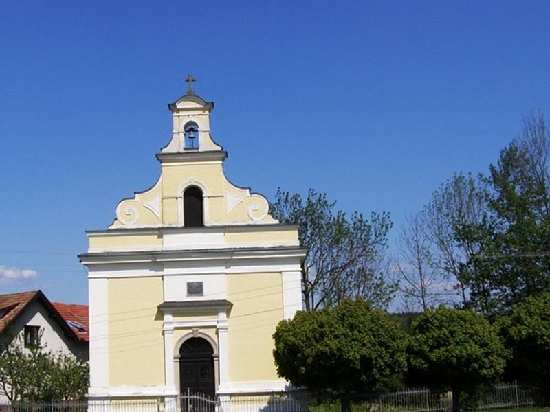 Kaple Panny Marie Bolestné v Semechnicích u Opočna. 