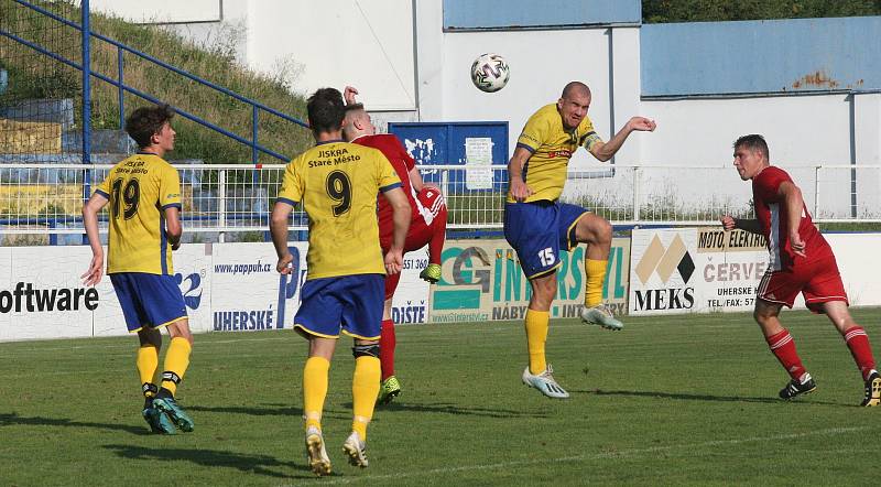 Fotbalisté Starého Města (žluté dresy) doma zvítězili nad Uherským Ostrohem přesvědčivě 7:2.