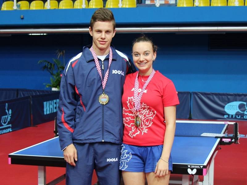 ÚSPĚŠNÍ MEDAILISTÉ. Tomáš Polanský a Zdena Blašková měli po skončení MEJ v Záhřebu důvod k radosti.  