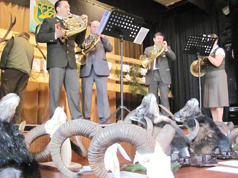 Chovatelské výstavy trofejí jsou nedílnou součástí mysliveckých tradic. V Dobrušce byla zahájena týdenní přehlídka. V honitbách na Rychnovsku bylo v roce 2015 uloveno čtyři a půl tisíce kusů spárkaté zvěře.  